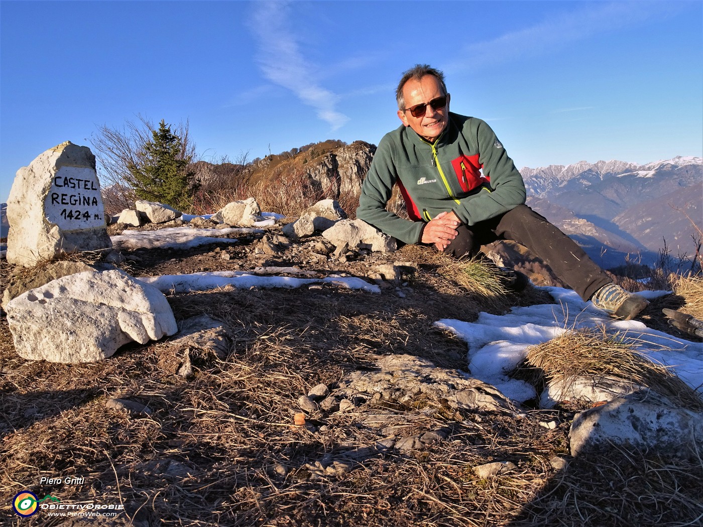 44 In vetta al Castel Regina (1424 m) con vista sul Foldone (1502 m).JPG -                                